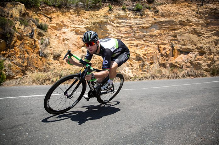 TODAYCYCLING - Mark Cavendish en séance shooting avec le nouveau maillot de l'équipe Dimension Data pour 2017. Photo : Dimension Data (africasteam.com)
