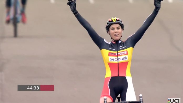 TODAYCYCLING - Sanne Cant remporte la 5e manche de la Coupe du Monde 2016/2017 à Zeven ! Photo : UCI