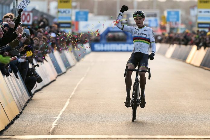 TODAYCYCLING - Wout Van Aert de nouveau victorieux avec son maillot de champion du monde - Photo: Sportpress.be