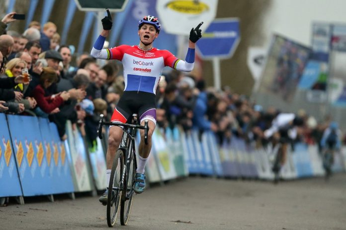 TODAYCYCLING - Mathieu van der Poel remporte la cinquième manche du DVV Verzekeringen Trofee à Anvers - Photo: Sportpress.be