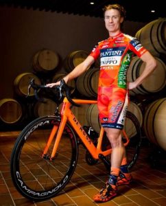 TodayCycling - Damiano Cunego, leader de son équipe, joue les mannequins. Photo : Nippo-Vini Fantini