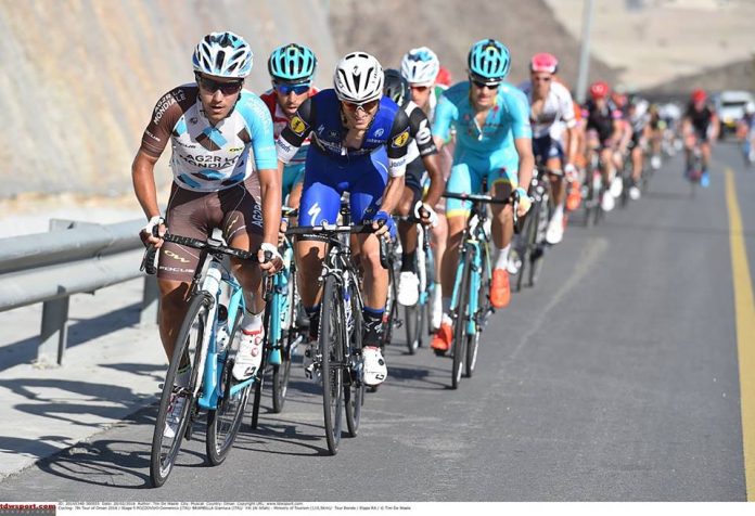 TODAYCYCLING - Domencio Pozzovivo travaille pour Romain Bardet pendant le Tour d'Oman 2016. Photo : TDWSport/AG2R La Mondiale