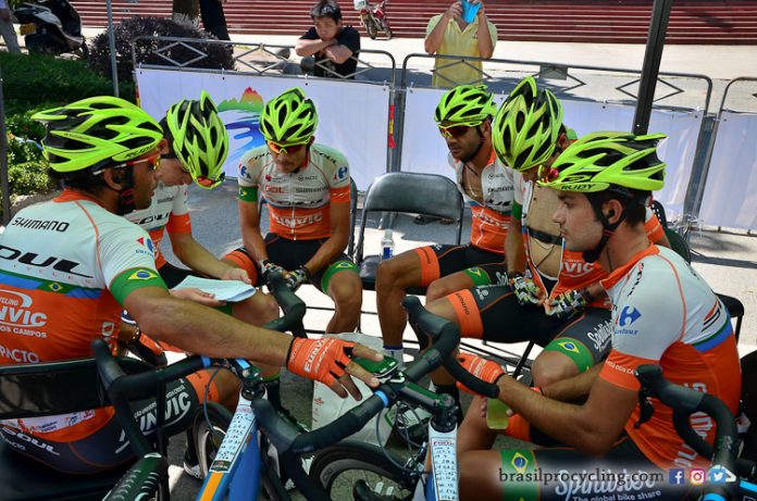 TODAYCYCLING - L'équipe Funvic Soul lors du Tour de Hainan 2017 en Chine. Photo : BrasilianProCycling