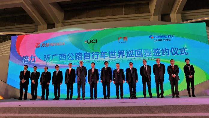 TODAYCYCLING - Brian Cookson et l'UCI entourés de Wanda Sports pour la création du Tour de Guangxi. Photo : UCI