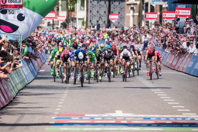 TODAYCYCLING.COM - Le peloton lors du Tour d'Italie 2016. Photo : Giro d'Italia