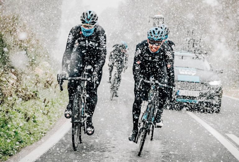 Les coureurs sous la neige en Espagne