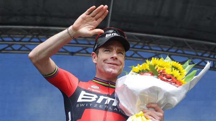 TodayCycling - Cadel Evans reçoit le dernier bouquet de sa carrière, à domicile. Photo : CEGORR