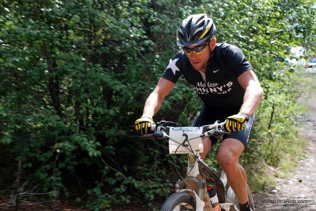 Lance Armstrong au départ d’une épreuve de VTT