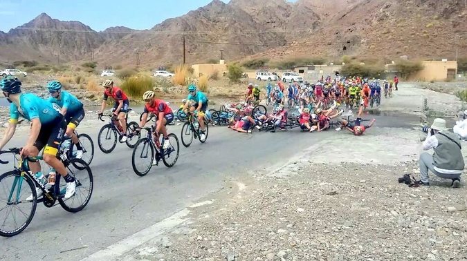 Romain Bardet pris dans une chute spectaculaire sur le Tour d’Oman