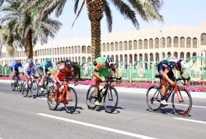 Mark Cavendish, vainqueur, évite les chutes au Tour d'Abu Dhabi
