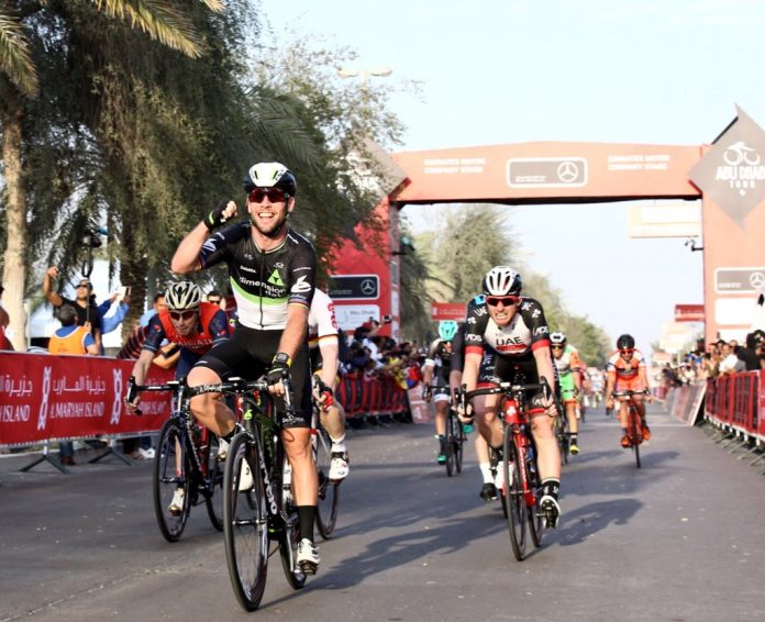 Mark Cavendish, vainqueur, évite les chutes au Tour d'Abu Dhabi
