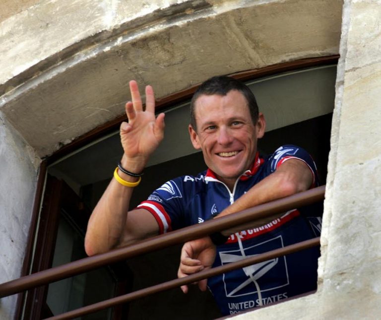 Lance Armstrong dément la rumeur folle de son décès