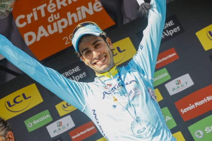 Fabio Aru sur le podium du Critérium du Dauphiné 2016 après sa victoire à l'issue de la 3e étape