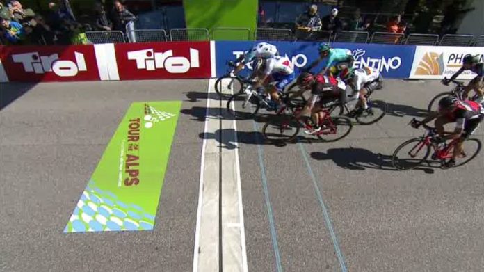 Thibaut Pinot battu au sprint sur la 4e étape du Tour des Alpes par Matteo Montaguti