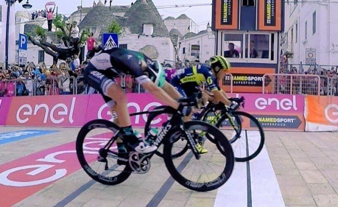 Caleb Ewan remporte la septième étape du Tour d'Italie au terme d'un sprint massif