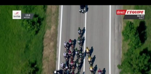 Tour d'Italie - Un motard de la police italienne cause la chute de plusieurs coureurs. Touché, le leader de la Sky Geraint Thomas a perdu