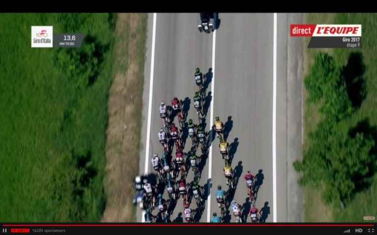 Tour d’Italie : Une moto cause une chute – Geraint Thomas touché