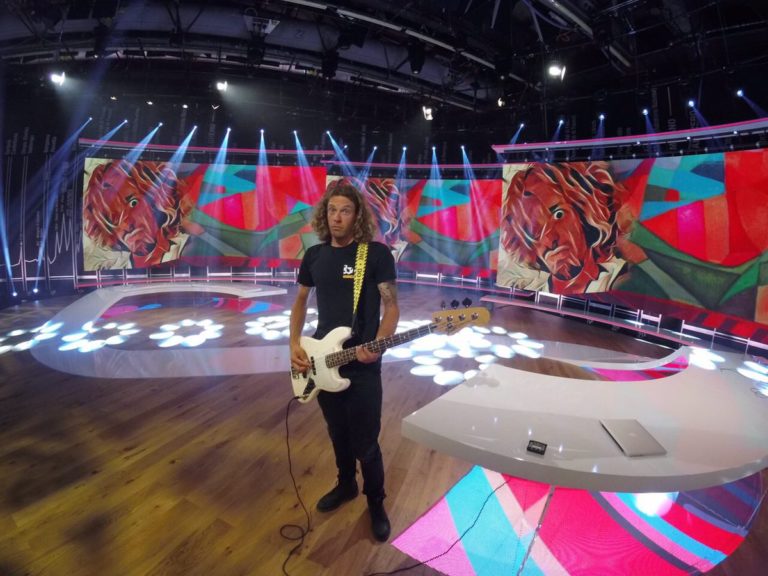Daniel Oss a la guitare qui l’démange alors il gratte un p’tit peu