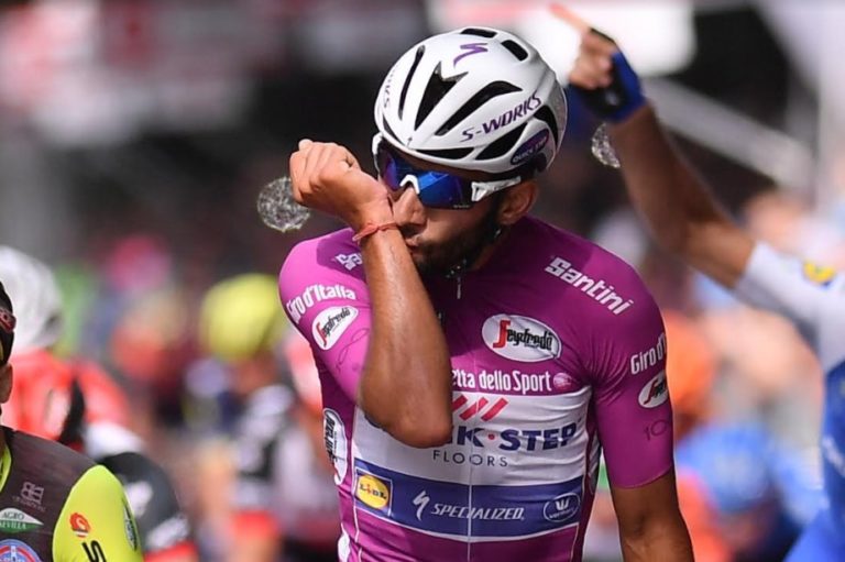 Fernando Gaviria fait reluire son maillot cyclamen sur le Giro