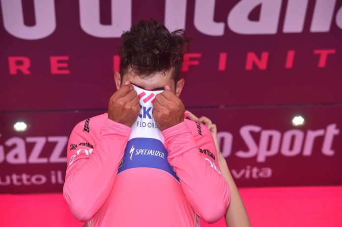 Trois maillots distinctifs chagent d'épaules à l'issue de la troisième étape du Tour d'Italie.