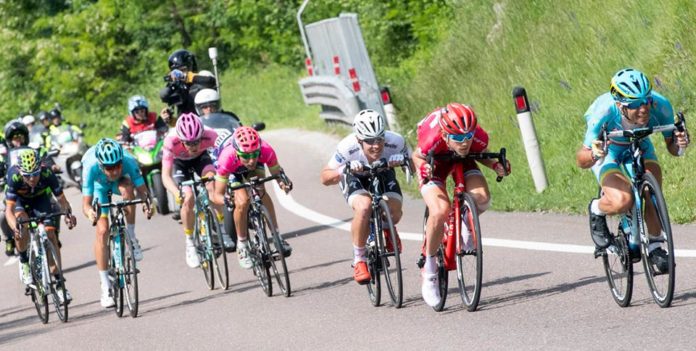 Les coureurs se jettent à corps perdu dans une des descentes du Giro 2016