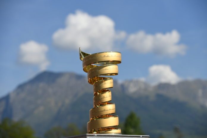 Le trophée remis au vainqueur final du Tour d'Italie