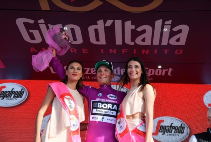 Les maillots distinctifs récompensent à l'issue de chaque étape les coureurs du Giro 2017