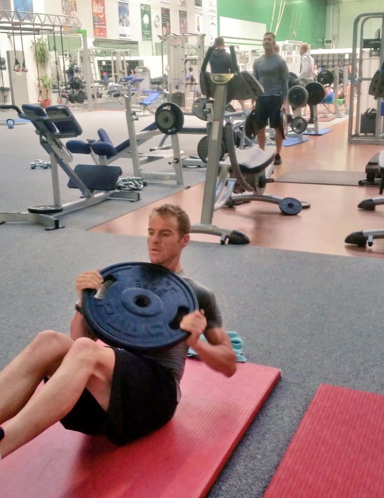 Adam Hansen s’entraîne pour devenir comme Arnold Schwarzenegger !