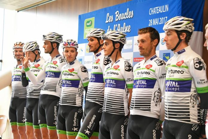 Fortuneo et Vital Concept sur les maillots des coureurs de l'équipe bretonne au départ des Boucles de l'Aulne