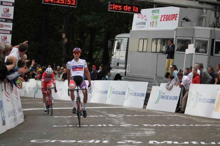 Etape et maillot jaune de leader pour Mathieu Van der Poel
