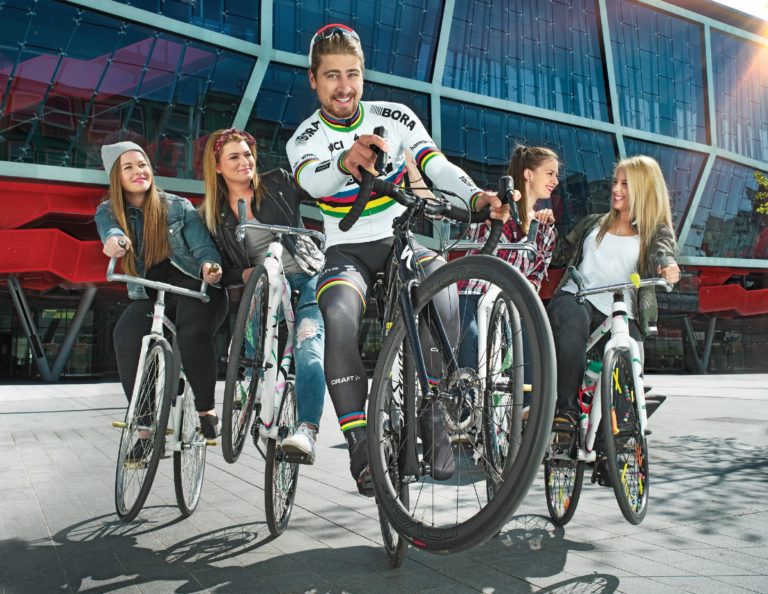 Peter Sagan prépare le Tour de France 2017 avec ses Girls en fixie