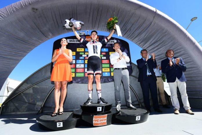 Phil Bauhaus sur le podium du Critérium du Dauphiné 2017 après sa victoire d'étape