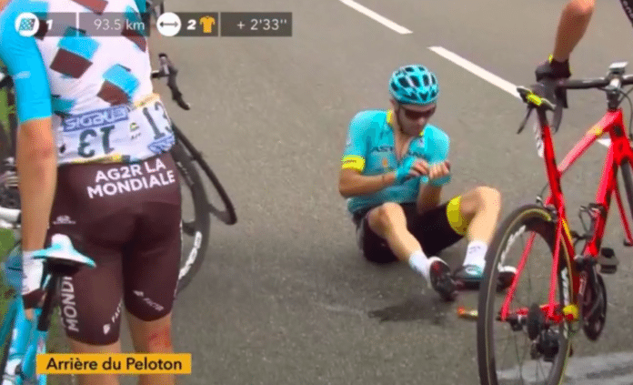Le Tour de France 2017 a fait une nouvelle victime. Dario Cataldo (Astana) a chuté en zone de ravitaillement et a été contraint