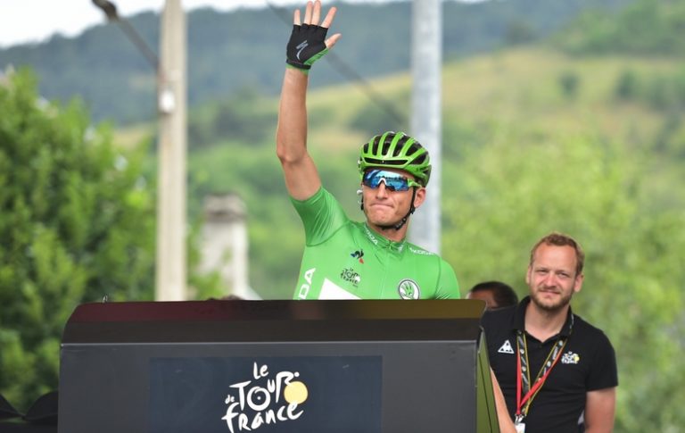 Marcel Kittel (maillot vert) quitte le Tour sur chute