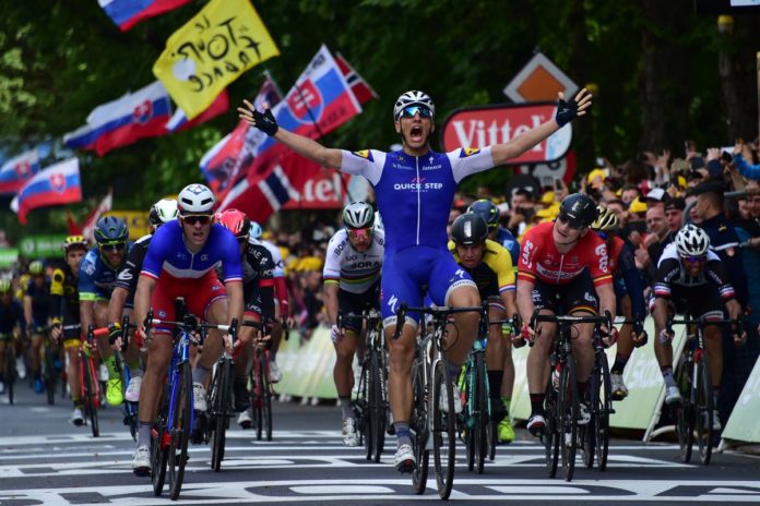 Marcel Kittel (Quick-Step Floors) remporte la 2ème étape du Tour de France devant Arnaud Démare (FDJ)