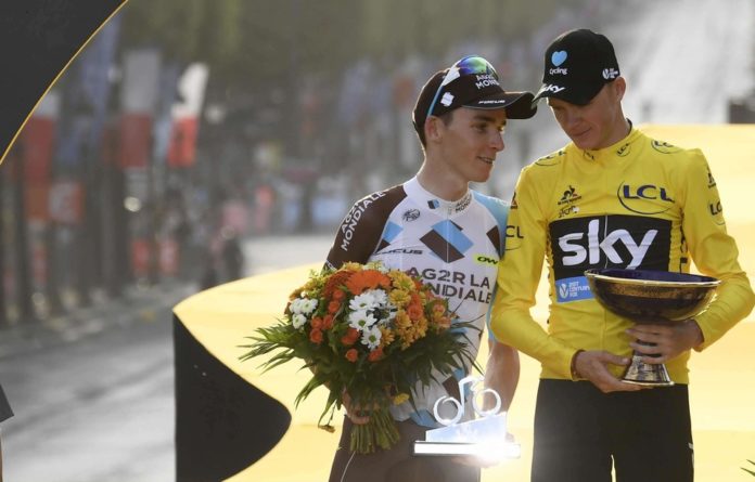 Romain Bardet (Ag2r-La Mondiale) et Chris Froome (Team Sky) chutent sur le Tour de France 2017