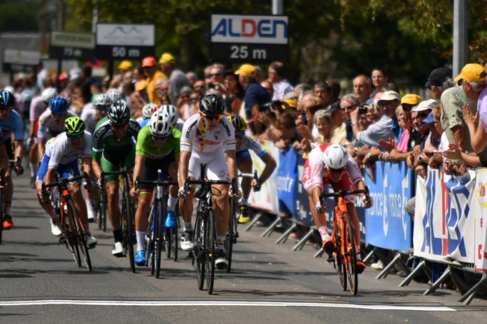 Tour de l'Avenir 2017, 6e étape : l'arrivée à St-Amand-Montron s'est terminée au sprint. C'est le sprinteur colombien Alvaro Hodeg qui