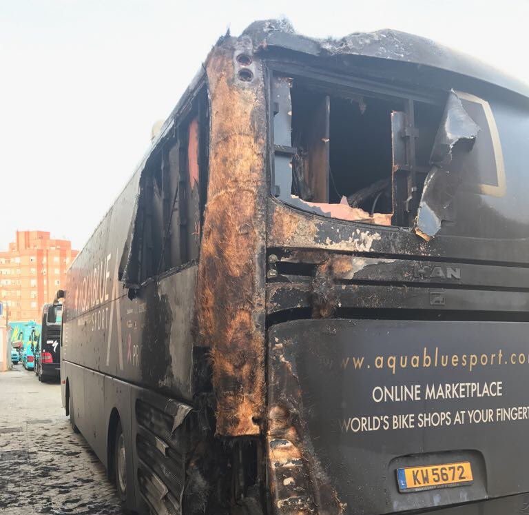 Vuelta 2017 : Le bus d’Aqua Blue Sport incendié par un pyromane