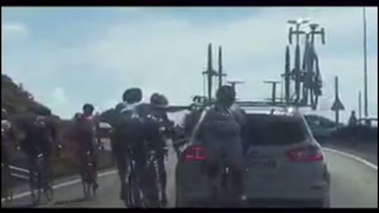 Alexandre Geniez et Denz, accrochés à une voiture, exclus de la Vuelta