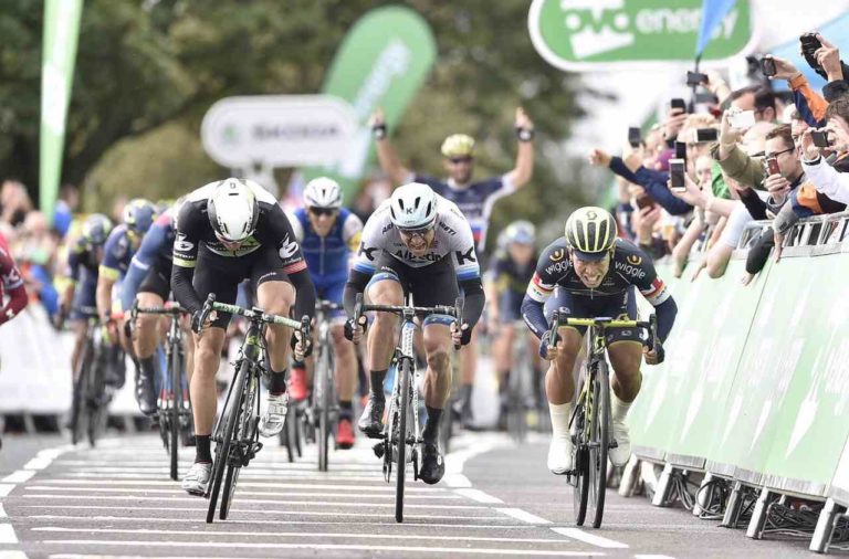 Caleb Ewan l’emporte de peu face à Boasson-Hagen