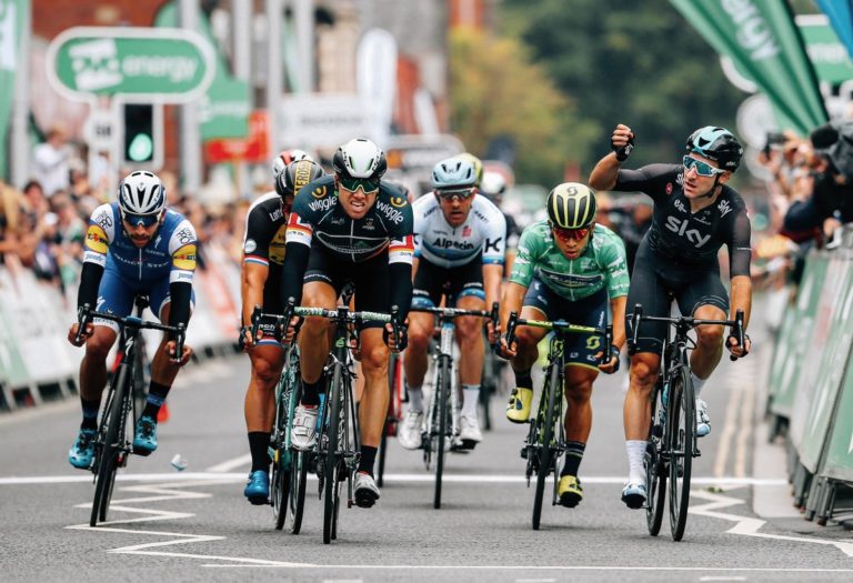 Tour de Grande-Bretagne : Elia Viviani remporte un sprint controversé