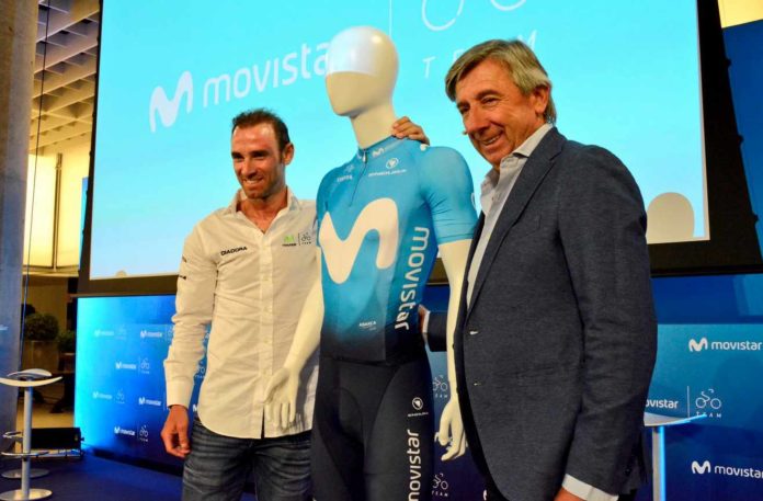 Le maillot de l'équipe Movistar 2018 présenté par Alejandro Valverde