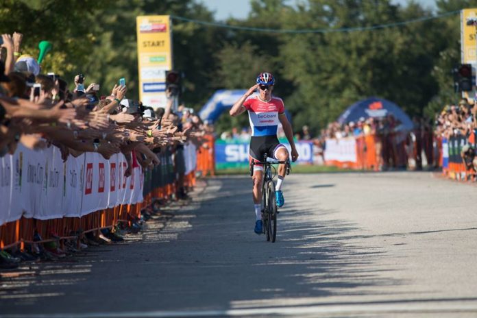 Mathieu van der Poel remporte la première manche de la Coupe du Monde de cyclo-cross 2017-2018