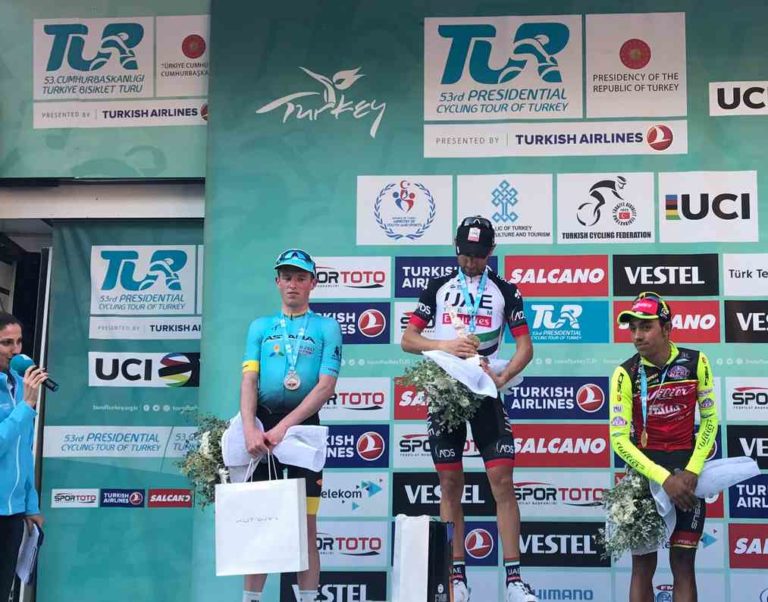 Etape et maillot de leader pour Diego Ulissi (UAE)