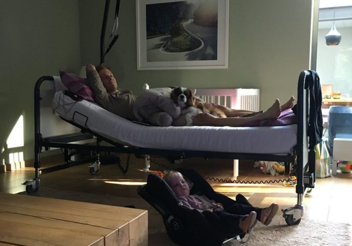 Jan Bakelants dans un lit médicalisé à son domicile
