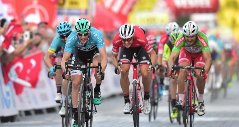 Sam Bennett (Bora) conforte son maillot de leader