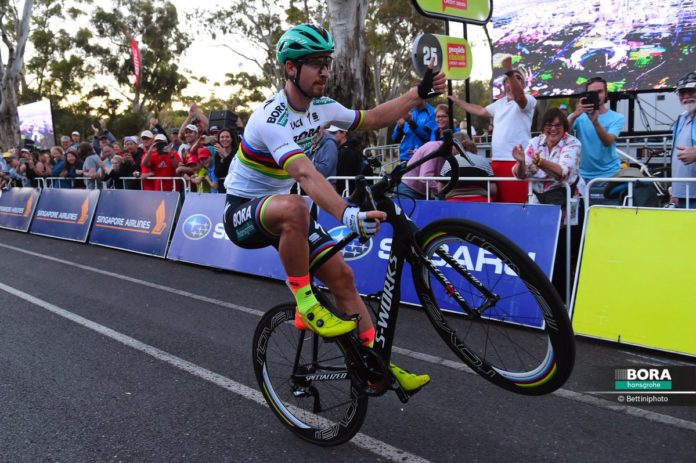 Peter Sagan monte les escaliers... à vélo