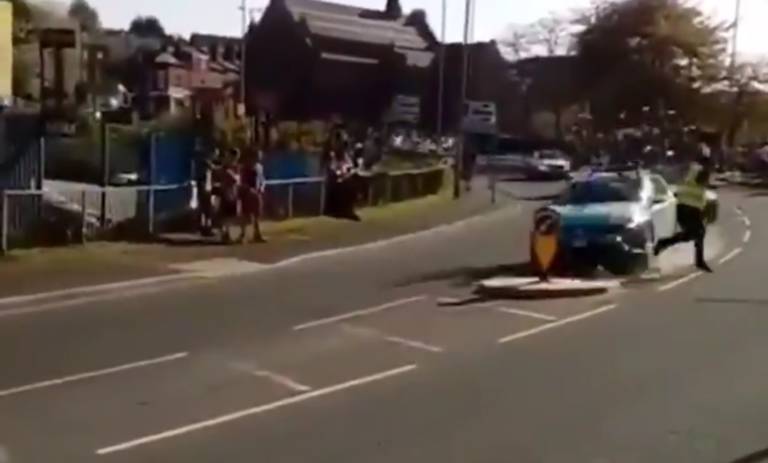 Une voiture d’Astana a failli percuter un signaleur sur le Tour de Yorkshire !