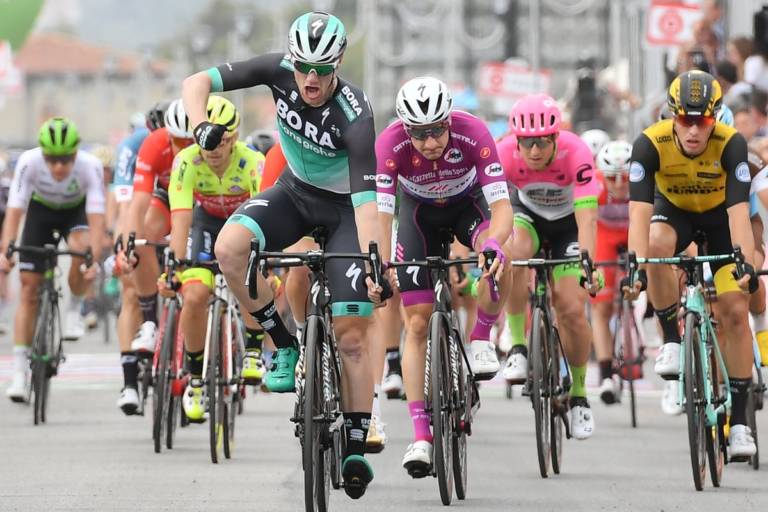 Sam Bennett bat Elia Viviani sur la 7e étape du Giro 2018