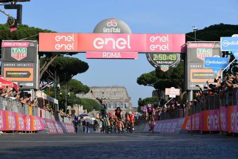 Bennett bat Viviani pour l’étape, Froome remporte le Giro 2018